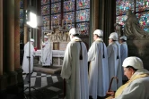 L'archevêque de Paris Michel Aupetit célèbre la première messe dans une chapelle de Notre-Dame de Paris, le 15 juin 2019, trois mois après l'incendie