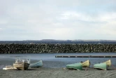 Des canoes et des bateaux sur la rive du village inuit de Umiujag, dans le grand nord canadien, le 19 septembre 2015