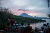 Des touristes observent l'éruption du Volcan Agung, à Bali le 30 novembre 2017.