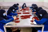 Des ouvrières afghanes trient et transforment du safran séché dans une usine d'Herat, le 23 juillet 20