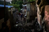 Un habitant transporte des matériaux dans le bidonville "Talus 2", dans le nord de Mayotte, promis à une démolition imminente, le 21 mai 2023