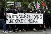 Des manifestants vêtus de noir défilent en marge du défilé syndical du 1er mai 2018 à Paris