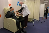 Un homme se fait vacciner contre le Covid-19 dans une clinique de Jérusalem le 21 décembre 2020
