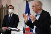 Le ministre de la Santé Olivier Véran et le professeur Alain Fischer, le "Monsieur Vaccin" du gouvernement, lors d'une conférence de presse le 26 janvier 2021 à Paris
