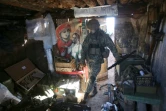 Un soldat ukrainien entre dans un abri à Svetlodarsk, près de Donetsk, le 12 mars 2022