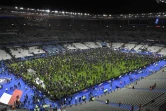 La pelouse du Stade de France, à Saint-Denis, occupée par les spectateurs du match amical France-Allemagne, après les attaques de Paris, le 13 novembre 2015