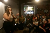 L'humoriste Marie Obaid se produit dans un café à Damas, le 24 avril 2023 en Syrie