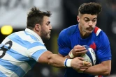 Le centre français Romain Ntamack est plaqué par le numéro 8 argentin Facundo Isa, lors de leur test-match de la tournée d'automne, le 6 novembre 2021 au Stade de France