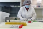 Un technicien du laboratoire de l'Institut national de la police scientifique de Marseille procède à des tests sur des restes humains retrouvés à Fréjus, le 30 avril 2015