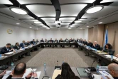 L'envoyé du gouvernement syrien Bachar al-Jaafari (3e g) face à l'émissaire de l'ONU pour la Syrie Staffan de Mistura (2e d) à l'ouverture du nouveau cycle de négociations sur la Syrie, le 21 mars 2016 à Genève
