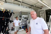 David Ruff (à droite), chercheur en archéologie marine, à bord d'un bateau utilisé pour des expéditions sous-marines à visées archéologiques dans un port en Albanie, le 17 juillet 2018