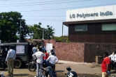 Des policiers et badauds devant l'usine chimique LG Polymers où s'est produite une fuite de gaz, le 7 mai 2020 à Visakhapatnam, en Inde