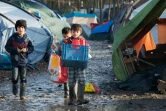 Des enfants kurdes dans le camp de migrants de Grande-Synthe, près de Dunkerque, dans le nord de la France, le 23 décembre 2015