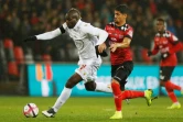 L'attaquant de Nice Mario Balotelli (g) poursuivi par le milieu de Guingamp Ludovic Blas, le 1er décembre 2018 à Guingamp  