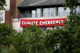 Des militants de Greenpeace déploient une banderole "Urgence climatique" en mai 2019 à Londres