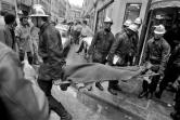 Secouristes et pompiers viennent en aide aux blessés après un attentat dans un restaurant rue des Rosiers à Paris, le 9 août 1982