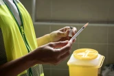 Une infirmière prépare une dose de vaccin contre la variole du singe, à Paris, le 27 juillet 2022