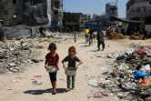 Des fillettes palestiniennes après une distribution de nourriture dans le camp de réfugiés de Jabalia, dans le nord de la bande de Gaza, le 21 août 2024