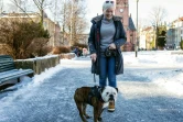 Anne Grethe Holen promène son bulldog Oscar, le 7 février 2022 dans un parc d'Oslo, en Norvège