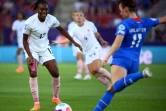 L'attaquante française Melvine Malard (g) défie la défenseuse islandaise Hallbera Gudny Gisladottir (d,) pendant l'Euro féminin 2022 au New York Stadium à Rotherham, le 18 juillet 2022.