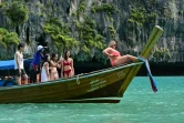 Des touristes dans une baie des îles Phi Phi en Thaïlande, le 26 novembre 2021 
