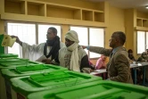 Des Mauritaniens participent à un scrutin dans un bureau de vote à Nouakchott, en Mauritanie, le 13 mai 2023