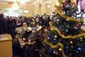 Des gens font la queue dans les bureaux de l'opérateur mobile Fenix à Donetsk, dans l'Est séparatiste prorusse de l'Ukraine, le 15 janvier 2018