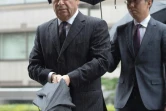 Carlos Ghosn (g) arrive au tribunal à Tokyo pour une audience judiciaire, le 24 juin 2019
