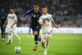 L'attaquant des Bleus Antoine Griezmann (g) à la lutte avec le milieu allemand Joshua Kimmich en Ligue des nations, le 6 septembre 2018 à Munich