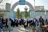 Des jeunes Afghanes quittent leur école, le 23 mars 2022 à Kaboul, après la fermeture des écoles secondaires pour les filles par les talibans, quelques heures seulement après leur réouverture