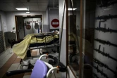 Un malade attend sur un bracard aux urgence de l'Hôpital Andrté Gragoire à Montreuil (Seine-St-Denis) le 15 octobre 2020 