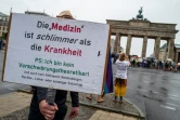 "Le remède est pire que le mal", proclame une banderole pendant une manifestation contre les mesures sanitaires, le 1er août 2020 à Berlin