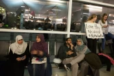 Manifestants contre le décret anti-immigration et passagers musulmans attendant à l'aéroport de Dallas-Fort Worth, le 28 janvier 2017 à Dallas