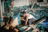 Un homme cherche parmi les débris d'une maison frappée par un missile à Gandja (Azerbaïdjan) le 17 octobre 2020