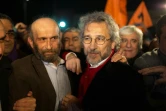 Can Dundar, rédacteur en chef du quotidien turc Cumhuriyet, et Erdem Gül, son chef de bureau à Ankara, à leur libération de prison le 26 février 2016 à Istanbul