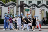 Des membres du personnel médical se préparent à tester les habitants vivant près du marché Xinfadi, nouveau foyer de coronavirus à Pékin, le 16 juin 2020
