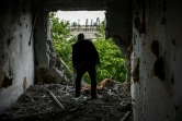 Homme dans les décombres de son appartement, dans le district de Saltivka au nord de Kharkiv en Ukraine, le 15 mai 2022