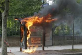 Un arrêt de bus incendié en marge du cortège syndical du 1er mai 2018 à Paris