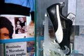Une chaussure de Maradona et des photos souvenirs au "musée" Maradona de Massimo Vignati à Naples, le 20 novembre 2019