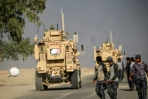 Des soldats irakiens passent devant des blindés utilisés par les forces américaines le 18 octobre 2016 à Qayyarah