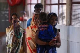 Des familles pleurent la mort de leurs enfants à l'hôpital public de Gorakhpur dans le nord de l'Inde, le 13 août 2017