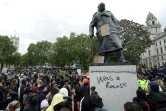 La statue de l'ancien Premier ministre britannique Winston Churchill porte le graffiti "était un raciste", le 7 juin 2020 à Londres