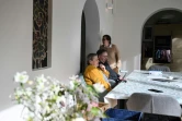 Trois personnes âgées souffrant de la maladie d'Alzheimer partagent une colocation à l'Haÿ-les-Roses, le 17 février 2022