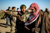Un homme soupçonné d'être un combattant du groupe Etat islamique attend d'être fouillé par les combattants des Forces démocratiques syriennes, après avoir quitté le dernier réduit de l'EI à Baghouz, dans l'est de la Syrie, le 1er mars 2019 