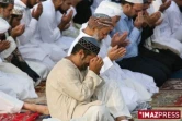 Mercredi 1 Octobre 2008

Saint-Denis - La prière de l'Aid el filtr a réuni des centaines de Musulmans au vélodrome pour célébrer la fin du ramadan