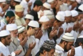 Mercredi 1 Octobre 2008

Saint-Denis - La prière de l'Aid el filtr a réuni des centaines de Musulmans au vélodrome pour célébrer la fin du ramadan