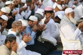 Mercredi 1 Octobre 2008

Saint-Denis - La prière de l'Aid el filtr a réuni des centaines de Musulmans au vélodrome pour célébrer la fin du ramadan