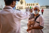 Prise de température d'un fidèle à l'entrée de la mosquée Hassan II à Casablanca (Maroc) le 16 juin 2020