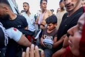 Des secouristes évacuent des blessés après, selon la Défense civile de Gaza, des tirs israéliens meurtriers en marge d'une distribution d'aide humanitaire à Rafah, dans le sud de la bande de Gaza, le 1er juin 2025