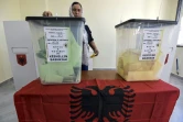 Une femme vote aux élections locales à Kamza en Albanie le 30 juin 2019